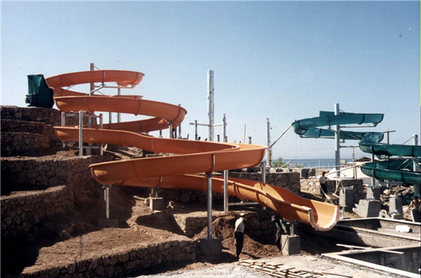 Shandong Weihai Water Park is located at the eastern end of the Shandong Peninsula. It faces the Yellow Sea in the north, east and south. The north faces the Liaodong Peninsula, the east faces the Korean Peninsula across the sea, and the west borders Yantai, Shandong. The water park covers an area of about 20,000 square meters, and the project has open spiral slides, high-speed slides, large-scale characteristic combined slides, wave pools, children's paddling pools and other water amusement equipment.