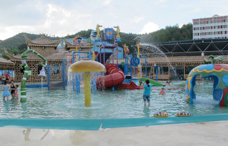 Meizhou Jinpan Water Park is a water park with the theme of "fitness, leisure, and entertainment". It has large water slides such as "fish leaping and dragon" and "rotating combination", standard swimming pools, children's paddling pools, and wave pools. , SPA pool and other water amusement facilities.