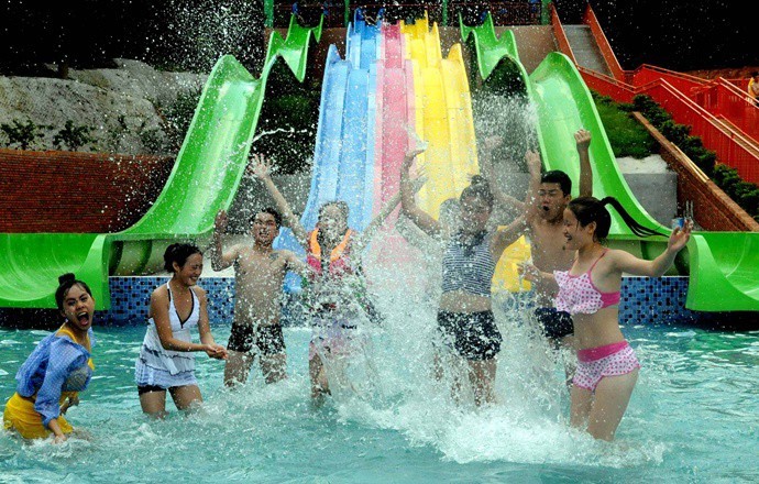 The Guanlan Ecological Water Park introduces advanced foreign technology and many of the world's most advanced water entertainment facilities, sets up various water slides and water activities, and provides amusement projects suitable for tourists of different ages. Including the super horn slide that has won the International Gold Award "Best New Project Award", the thrilling "Rainbow Slide", the popular cupola, children's water village, lazy river, wave pool and other water projects.
