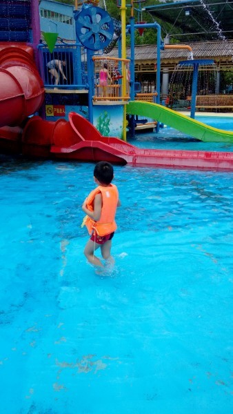 Meizhou Jinpan Water Park is a water park with the theme of "fitness, leisure, and entertainment". It has large water slides such as "fish leaping and dragon" and "rotating combination", standard swimming pools, children's paddling pools, and wave pools. , SPA pool and other water amusement facilities.