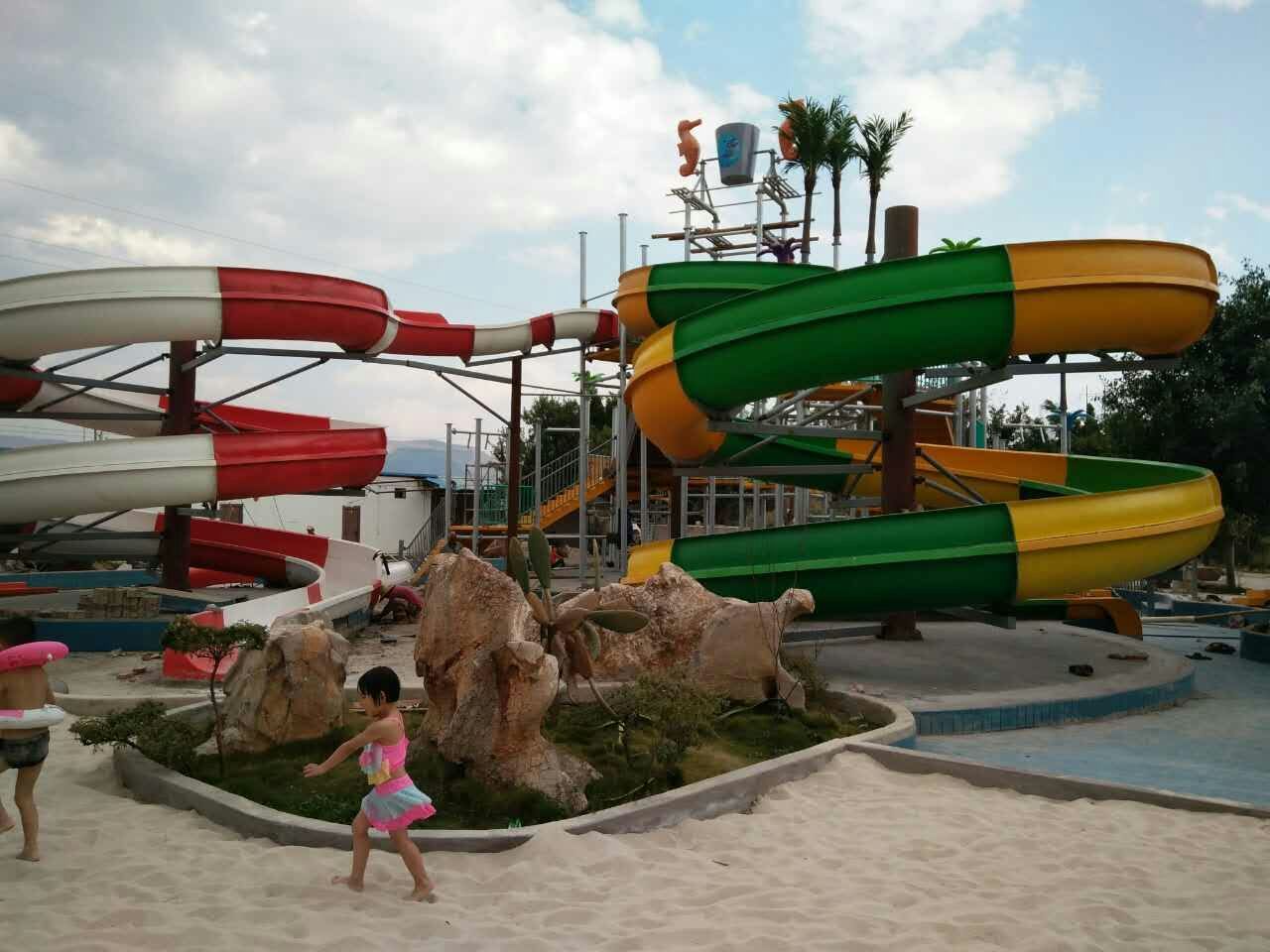 The water park in Panzhihua Hot Spring Resort in Tangdian Township, Honghe, Yunnan was designed and built by Guangzhou Tenglong Water Park Equipment Co., Ltd.  Tangdian Township is located in the northern suburb of Gejiu City, between 103°37′-103°45′ east longitude and 23°01′—23°06′ north latitude. It borders the Lebaidao Office of Kaiyuan City and Jijie Town of Gejiu City to the east, Zhadian Town of Gejiu City to the south, Puxiong Township and Miandian Town of Jianshui County to the west, and Lebaidao Office of Kaiyuan City to the north. The total area of ​​the whole area is 81.4 square kilometers, and the terrain is high in the south and low in the north. It is a small dam area surrounded by mountains.  The villages can be connected to the public, electricity, and telephone. The territory is rich in resources. It is known as the "land of fish and rice" with nine Longtan rivers. It has unique advantages in water resources. The dam area has a water conservancy degree of over 80% and good light and heat conditions. , Tourism resources include the built Longyuan Resort, which integrates water amusement, accommodation and leisure, and farmhouses featuring fishing and ethnic snacks; there are paleontological fossils such as Sankong Bridge and Feixia Temple since the Ming and Qing Dynasties. The cultural relics of the Spring and Autumn Period and Warring States Period and other pastoral scenery, natural scenery and cultural scenery. The party committee and government of Dangdian Township united the people of all ethnic groups in the township and strived to build Dangdian into Yunnan Province's "Two Miscellaneous" Seed Production and "Nongjiale" as a tourist resort.