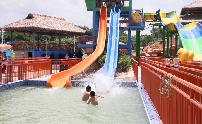 The Guanlan Ecological Water Park introduces advanced foreign technology and many of the world's most advanced water entertainment facilities, sets up various water slides and water activities, and provides amusement projects suitable for tourists of different ages. Including the super horn slide that has won the International Gold Award "Best New Project Award", the thrilling "Rainbow Slide", the popular cupola, children's water village, lazy river, wave pool and other water projects.