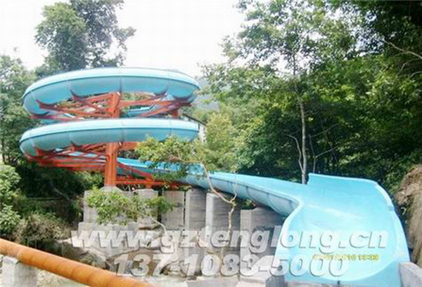 Dawei Mountain Water Park is located in the beautiful "Huxiang Treasure" Liuyang City, Hunan Province. Dawei Mountain is the branch of Luoxiao Mountain Range and the birthplace of Liuyang River. It is the three major tourist destinations around Changsha and an international tourism and leisure center. Dawei Mountain Water Park is located in Longxu Canyon of Dawei Mountain. It was designed and built by Guangzhou Tenglong Water Park Equipment Co., Ltd. It was completed in June 2012 and opened in the summer of the same year. The customer experience is good and the reception capacity is superb. The project mainly includes rainbow slides, fast slides, children's water playing equipment, among them, the first domestic aerial rotating kayak rafting slide.