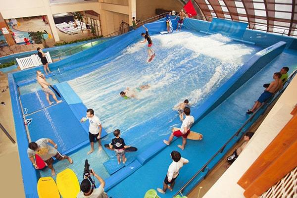 Indoor water park is a theme water park built indoors. It has the characteristics of an outdoor theme park, and because the construction site is indoors, it is not affected by the weather and has an advantage over outdoor parks.  Slide surfing is also called surfing simulator. After a special pressurization system and nozzles, the water forms a thin and uniform water flow across the surface of the skateboard. It moves quickly in reverse from bottom to top. Tourists slide down from the top, like a wave rushing into a big wave. Tip, so that visitors feel a steady stream of surfing pleasure. It is especially suitable for teenagers aged 13-22 who like to challenge. The surface of skateboarding is made of special waterproof and soft material, so that tourists can enjoy the pleasure of surfing more at ease. The product is suitable for indoor and outdoor use. (Clubs, hotels, water parks)