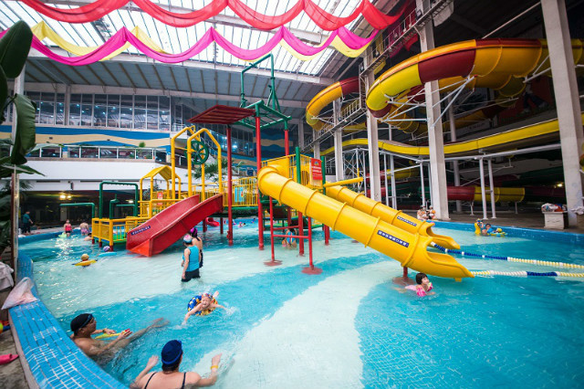 Morui Water World is the richest indoor water park in Beijing built by Tulip Hot Spring Resort.  Four-season constant temperature water park swimming pool, lazy river, water curtain movie, Asia's highest indoor water slide, adventure rafting, 4D surfing, whirlpool pool, stone bridge water, children's water castle, artificial wave, wave slide, monster beach, waterfall , Fluorescent underwater tunnel, anhydrous aquarium.