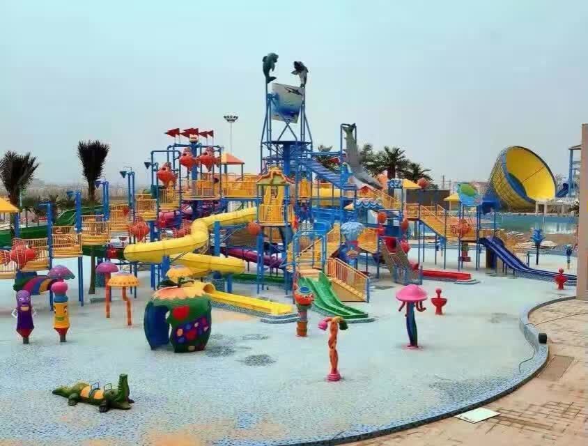 The water park in Panzhihua Hot Spring Resort in Tangdian Township, Honghe, Yunnan was designed and built by Guangzhou Tenglong Water Park Equipment Co., Ltd.  Tangdian Township is located in the northern suburb of Gejiu City, between 103°37′-103°45′ east longitude and 23°01′—23°06′ north latitude. It borders the Lebaidao Office of Kaiyuan City and Jijie Town of Gejiu City to the east, Zhadian Town of Gejiu City to the south, Puxiong Township and Miandian Town of Jianshui County to the west, and Lebaidao Office of Kaiyuan City to the north. The total area of ​​the whole area is 81.4 square kilometers, and the terrain is high in the south and low in the north. It is a small dam area surrounded by mountains.  The villages can be connected to the public, electricity, and telephone. The territory is rich in resources. It is known as the "land of fish and rice" with nine Longtan rivers. It has unique advantages in water resources. The dam area has a water conservancy degree of over 80% and good light and heat conditions. , Tourism resources include the built Longyuan Resort, which integrates water amusement, accommodation and leisure, and farmhouses featuring fishing and ethnic snacks; there are paleontological fossils such as Sankong Bridge and Feixia Temple since the Ming and Qing Dynasties. The cultural relics of the Spring and Autumn Period and Warring States Period and other pastoral scenery, natural scenery and cultural scenery. The party committee and government of Dangdian Township united the people of all ethnic groups in the township and strived to build Dangdian into Yunnan Province's "Two Miscellaneous" Seed Production and "Nongjiale" as a tourist resort.