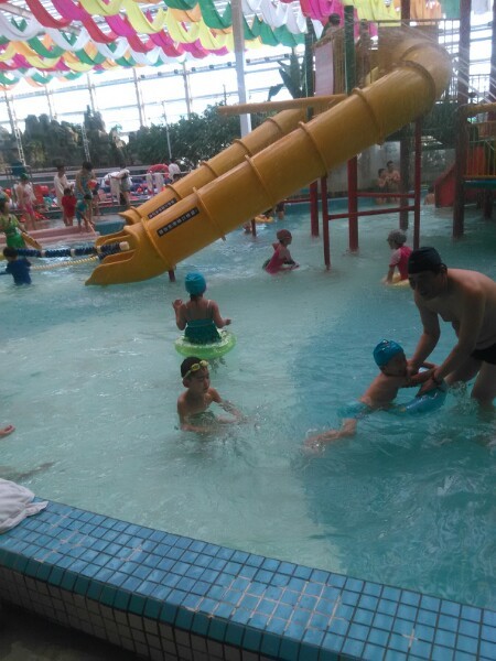 Morui Water World is the richest indoor water park in Beijing built by Tulip Hot Spring Resort.  Four-season constant temperature water park swimming pool, lazy river, water curtain movie, Asia's highest indoor water slide, adventure rafting, 4D surfing, whirlpool pool, stone bridge water, children's water castle, artificial wave, wave slide, monster beach, waterfall , Fluorescent underwater tunnel, anhydrous aquarium.