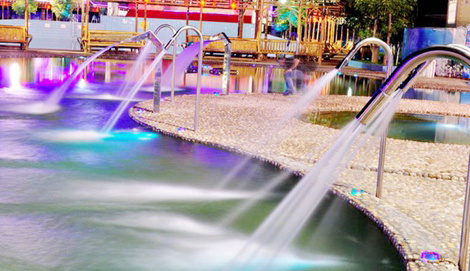 Meizhou Jinpan Water Park is a water park with the theme of "fitness, leisure, and entertainment". It has large water slides such as "fish leaping and dragon" and "rotating combination", standard swimming pools, children's paddling pools, and wave pools. , SPA pool and other water amusement facilities.