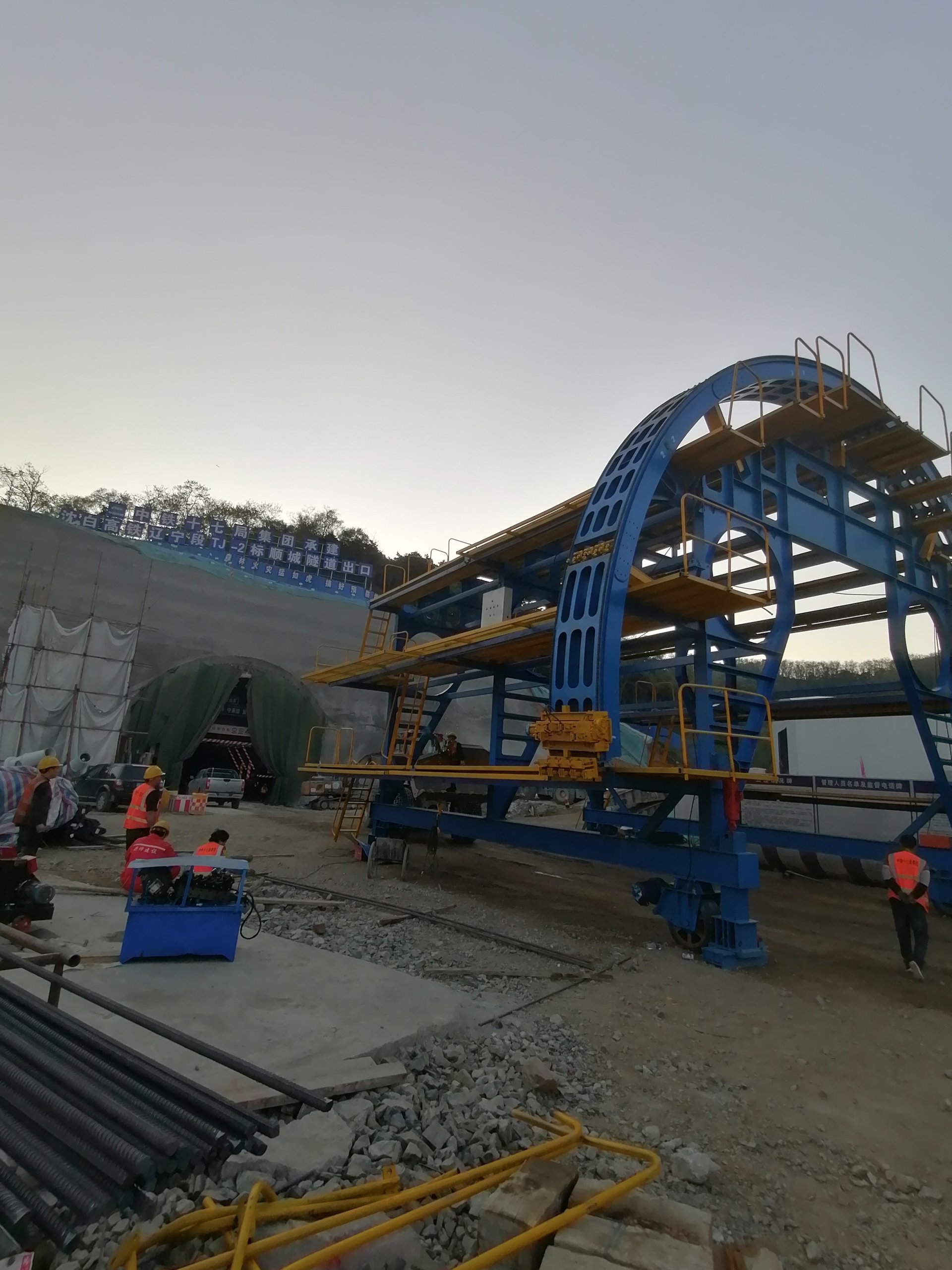 The installation and acceptance of the steel bar trolley for the Shenbai high-speed railway project department of China Railway 17th Bureau has been completed
