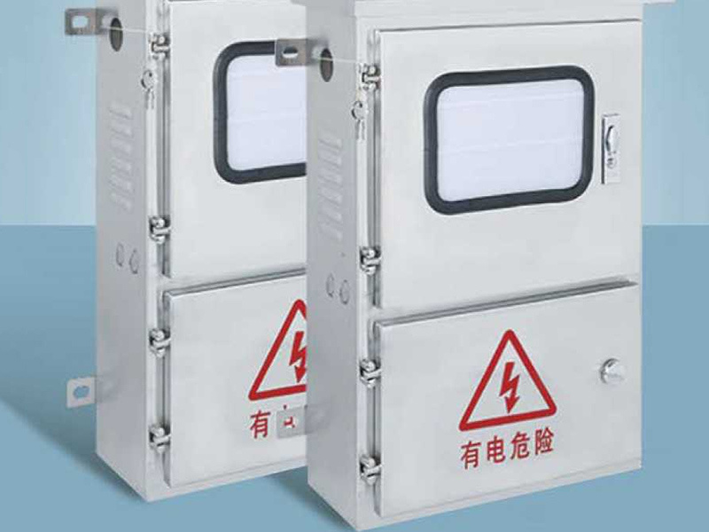Photovoltaic combiner box