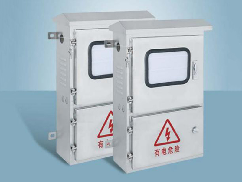 Photovoltaic combiner box