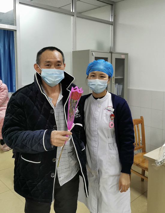 娇艳玫瑰赠患者，优质护理暖人心