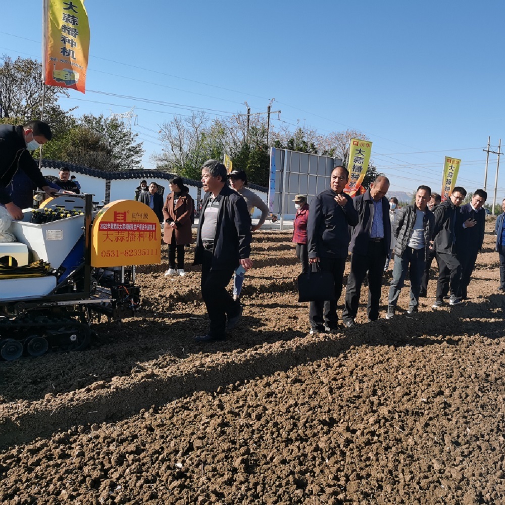 On-site demonstration of garlic planter in Minle County
