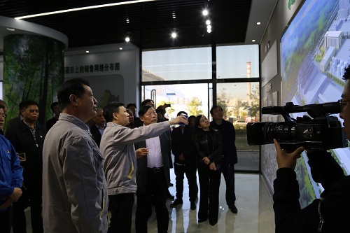 Wang Dengxi, mayor of Xinxiang City, and his delegation visited Zhongspinning Green Fiber Company for investigation