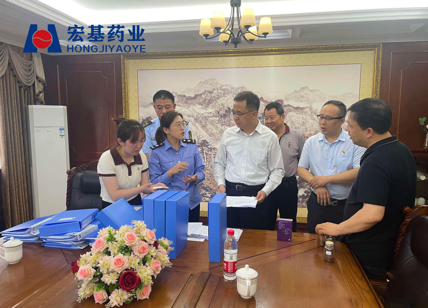 陕西省西咸新区管委会领导一行来宏基药业检查《食品安全“两个责任”落实工作》