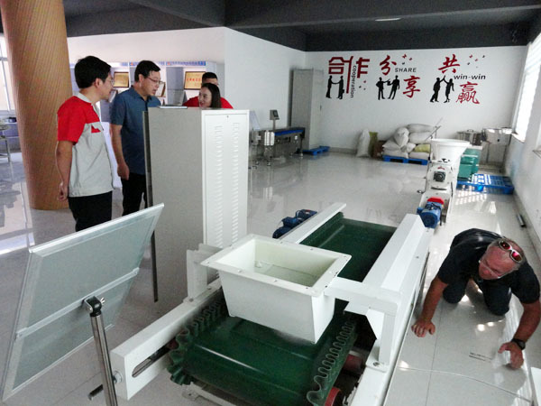 【電子皮帶秤】英國客商蒞臨我司參觀考察
