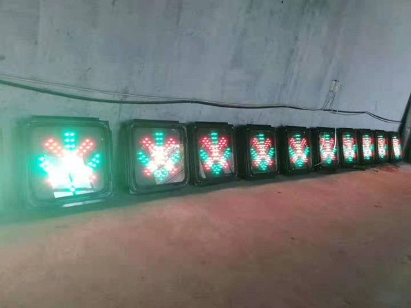 停車場(chǎng)紅叉綠箭指示燈