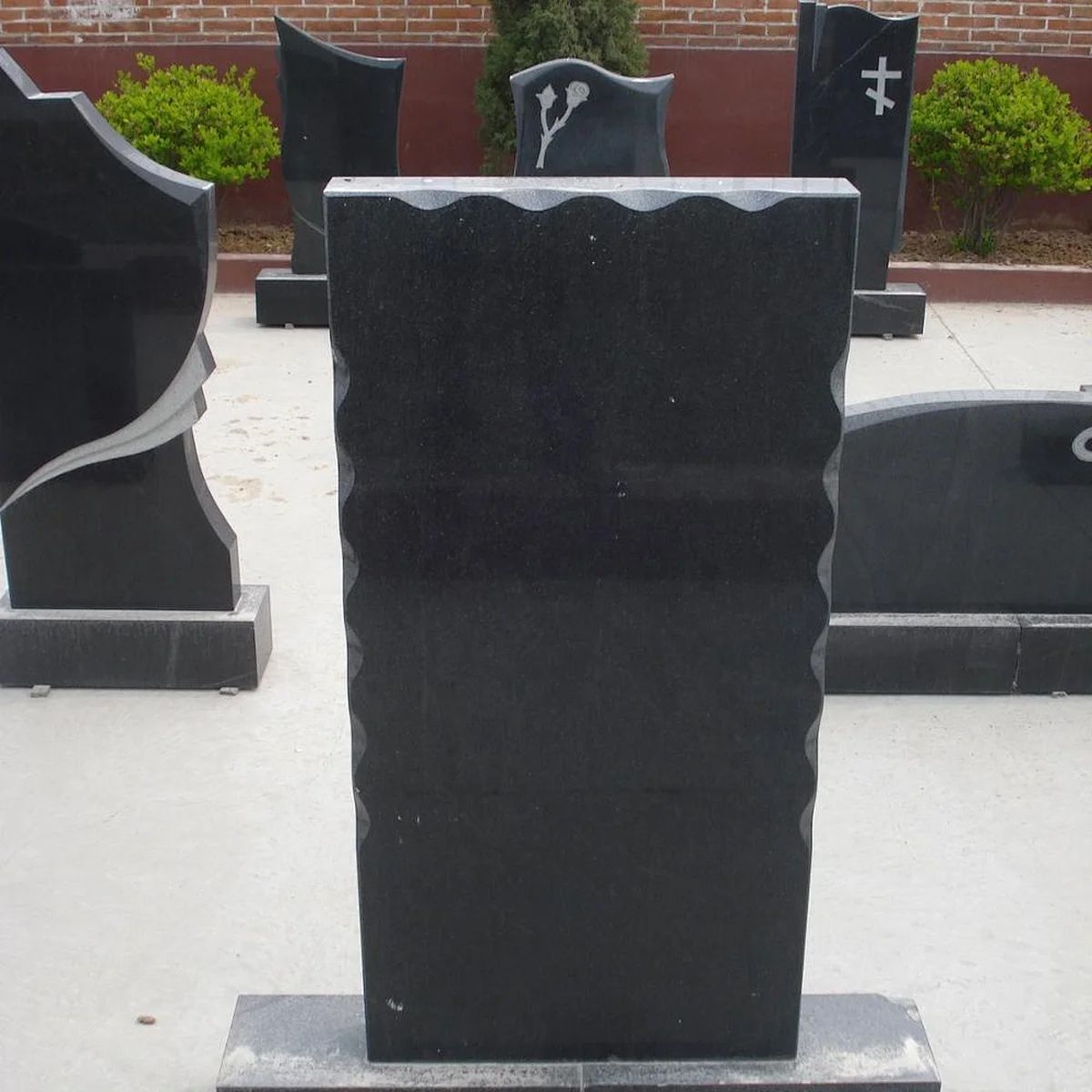 Customized Natural Stone Black Granite with best quality Monument TombStone