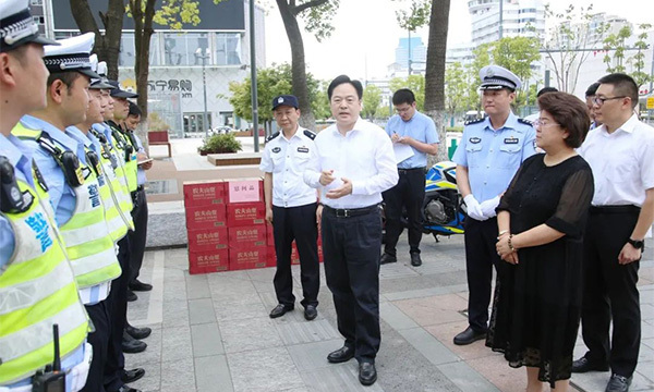市領(lǐng)導走訪慰問一線職工，向高溫下的堅守者道一聲“辛苦了”