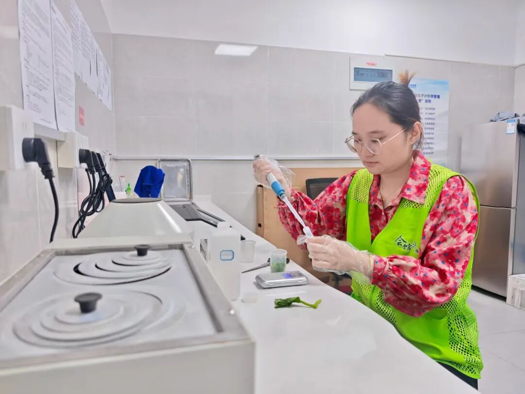 “十一”坚守如常丨守好餐桌的每一道安心防线