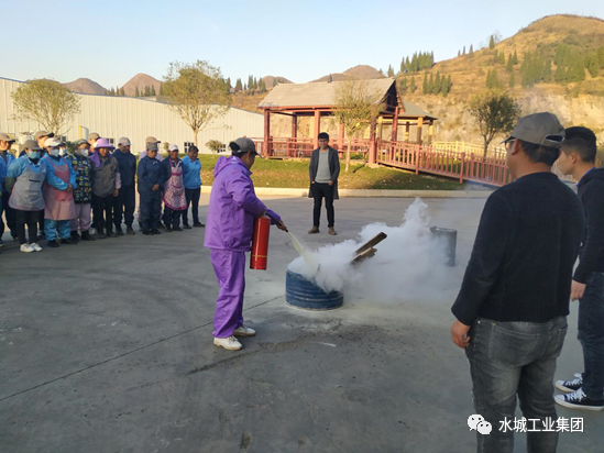 (圖為石鑫公司生產一線員工在操作滅火器)