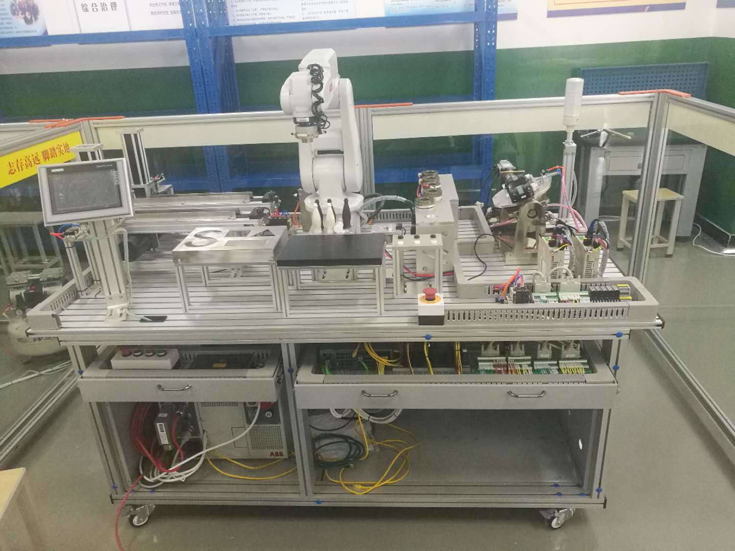 Industrial robot multifunctional technology application training device