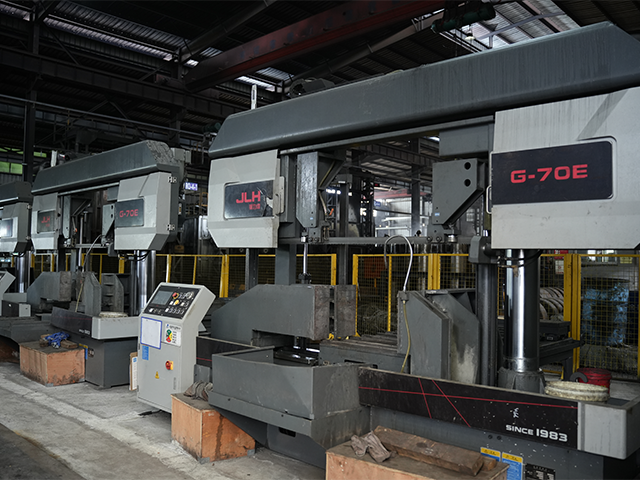 Horizontal sawing machine