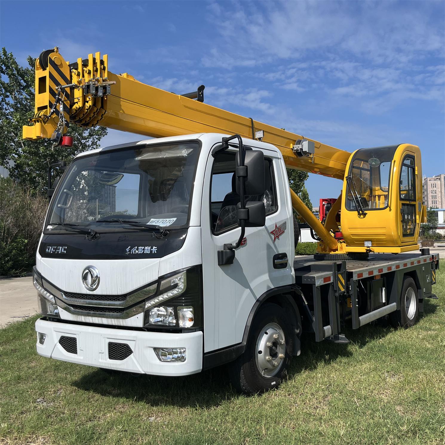 5 Ton Strong Lift Small Truck Crane with Good Maneuverability