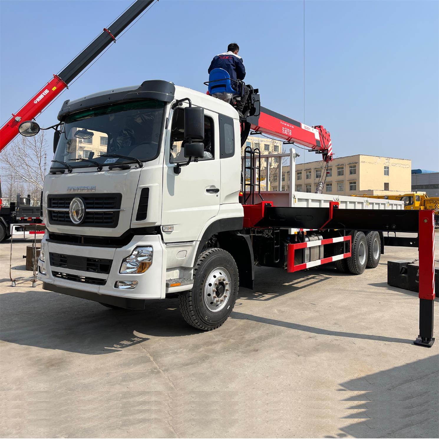 Dongfeng Truck With Crane 12ton Hydraulic Crane Boom Truck Crane With Cabin