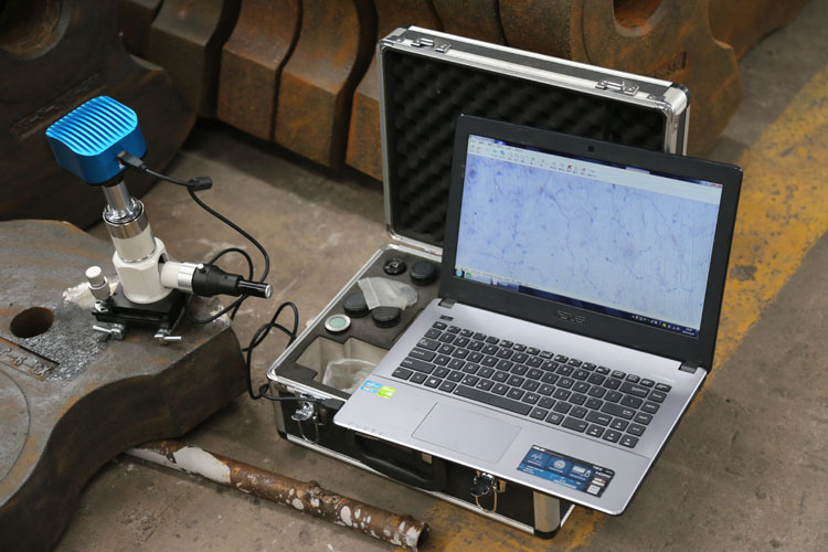 Portable computer type metallurgical microscope