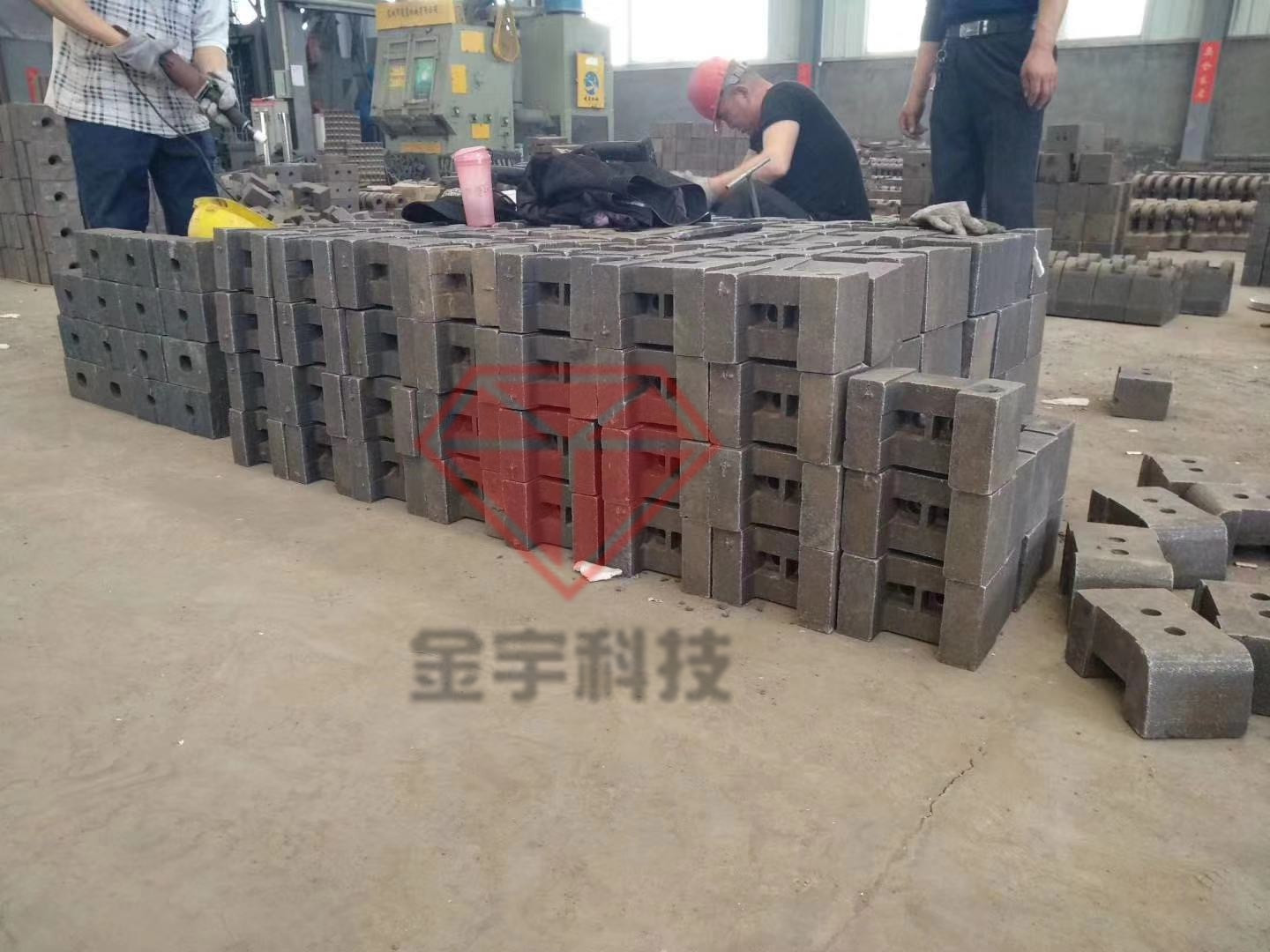 What are the advantages of high chromium alloy hammers compared to traditional forged hammers?