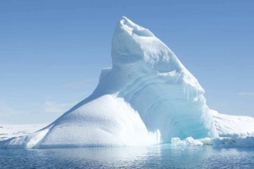 450個の氷山が大西洋の海上輸送を妨害しています