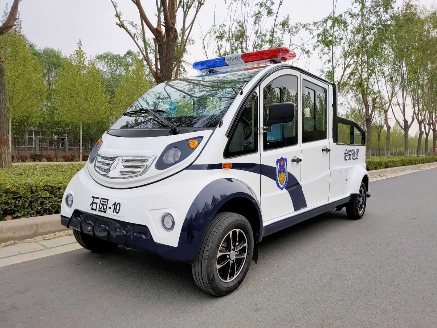 5座封閉式皮卡巡邏車