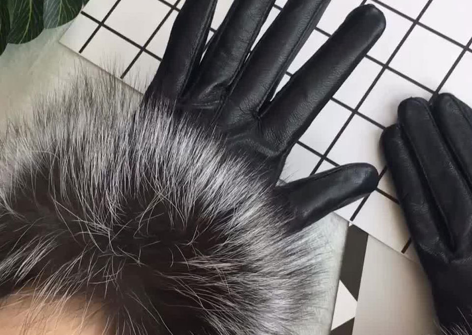 How Gloves Keep Your Hands Warm