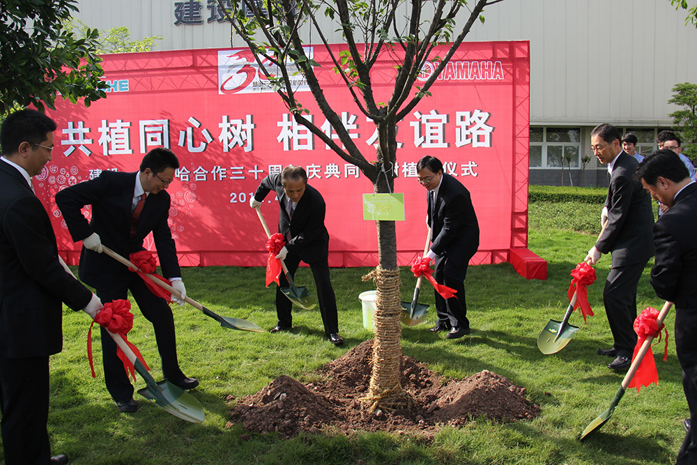 Apr.26,2012 The top management of the Company and Yamaha planted Tongxin trees