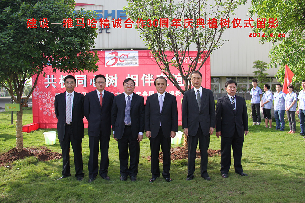 Apr.26,2012 The top management of the Company and Yamaha posed for a photo while planting trees 
