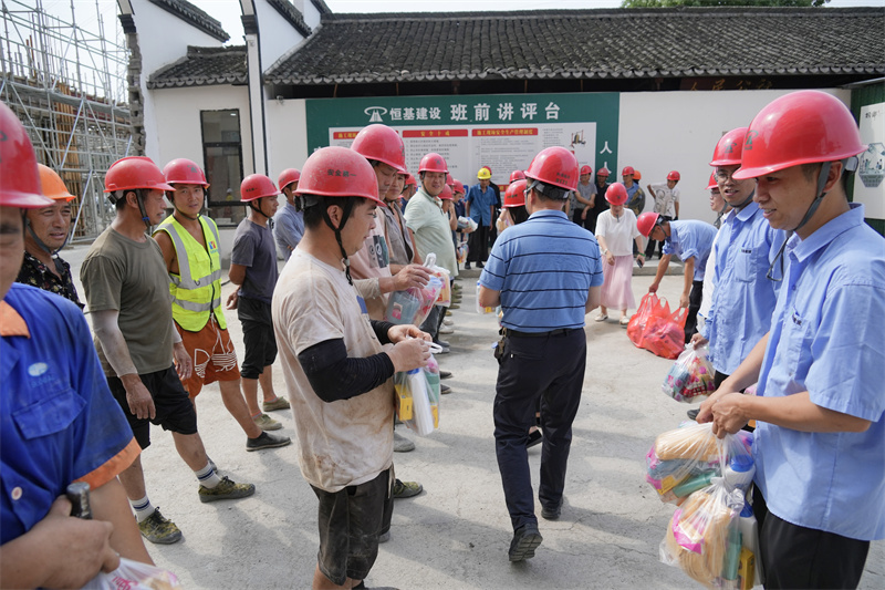 給一線員工送清涼  集團公司開展高溫慰問活動