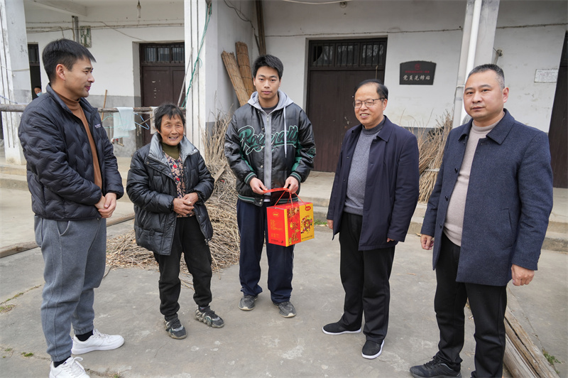 慰問暖人心 關愛零距離--集團公司開展春節(jié)走訪慰問活動