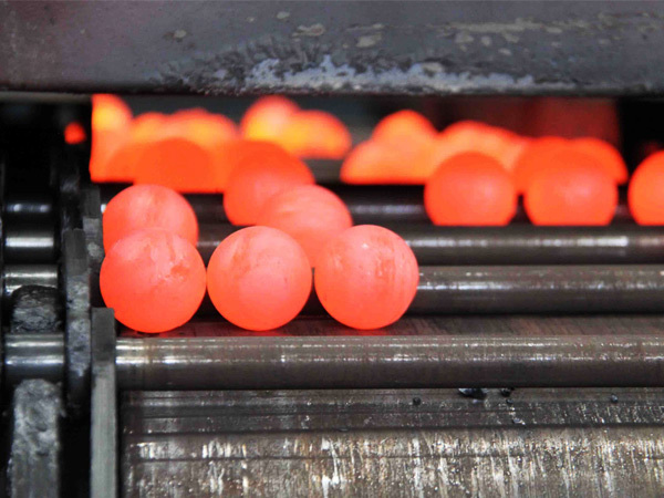 What is a cast steel ball? How many types can cast steel balls be classified based on their chromium content?