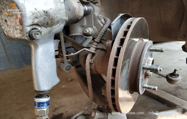 Watering the brake discs can cause deformation. What if it suddenly rains while driving on the highway?