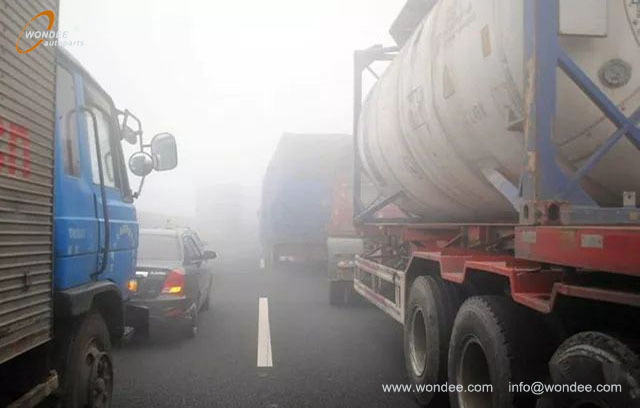 What should we do when encountering agglomerate fog while driving on the highway? Here are a few tips