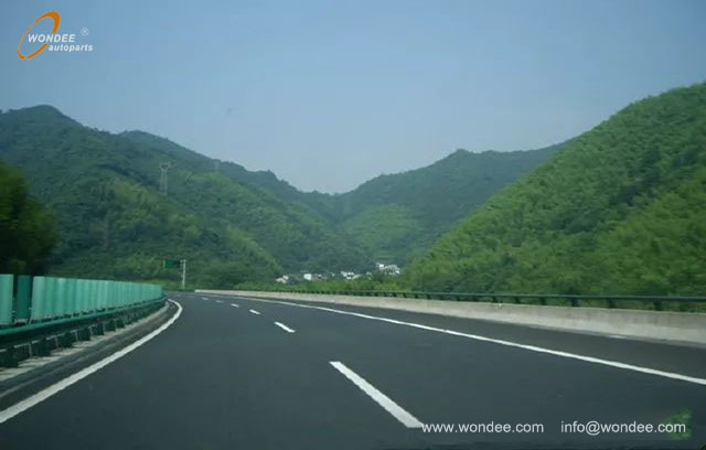 Do you know the six most dangerous places on the highway? Be sure to take appropriate measures in advance