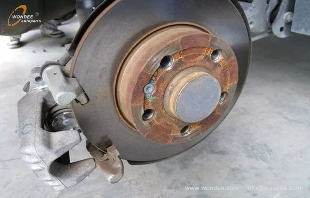 Why do brake pads show inconsistent wear on both sides? How should we handle it?