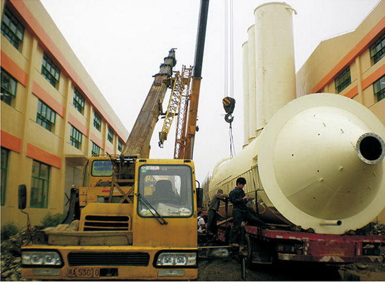 Site hoisting of 100 cubic tank