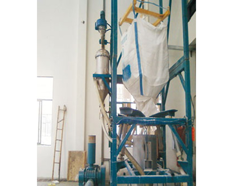 Powder conveying device for ton bag breaking machine