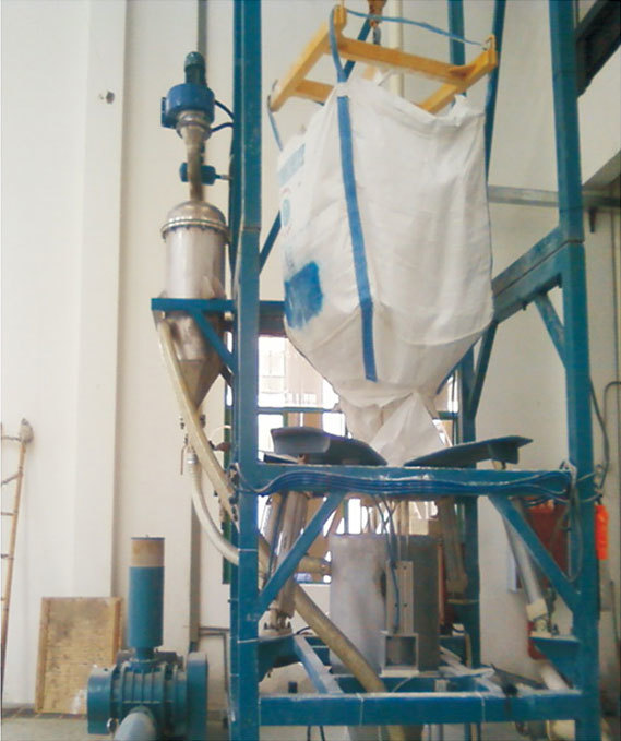 Powder cleaning automatic conveying device for ton package breaking machine