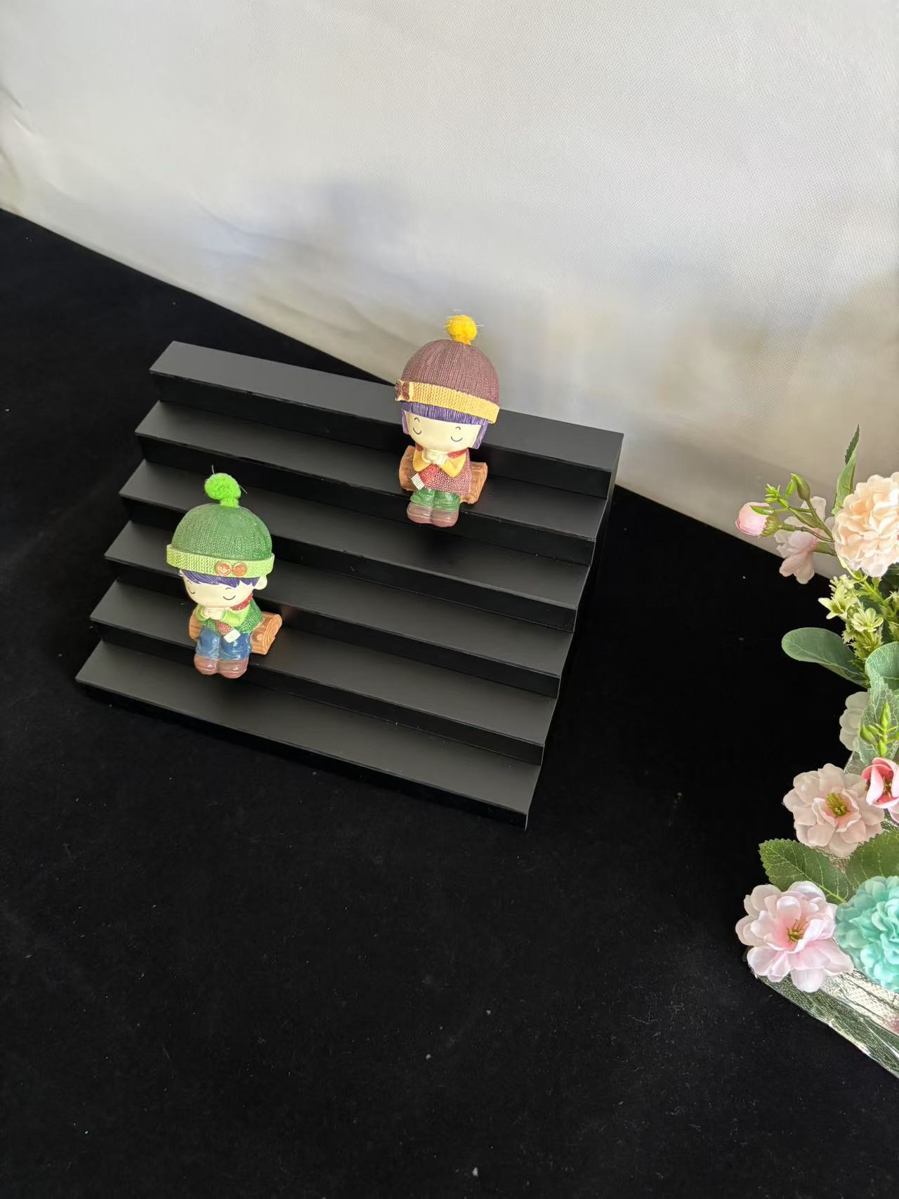 黑色阶梯展示架