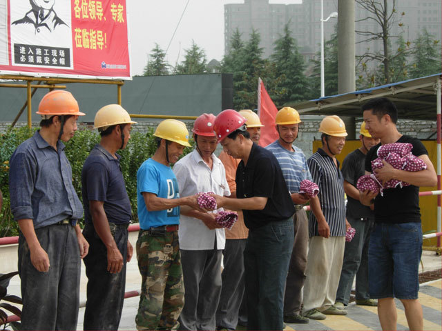 南通五建工会高温慰问一线职工