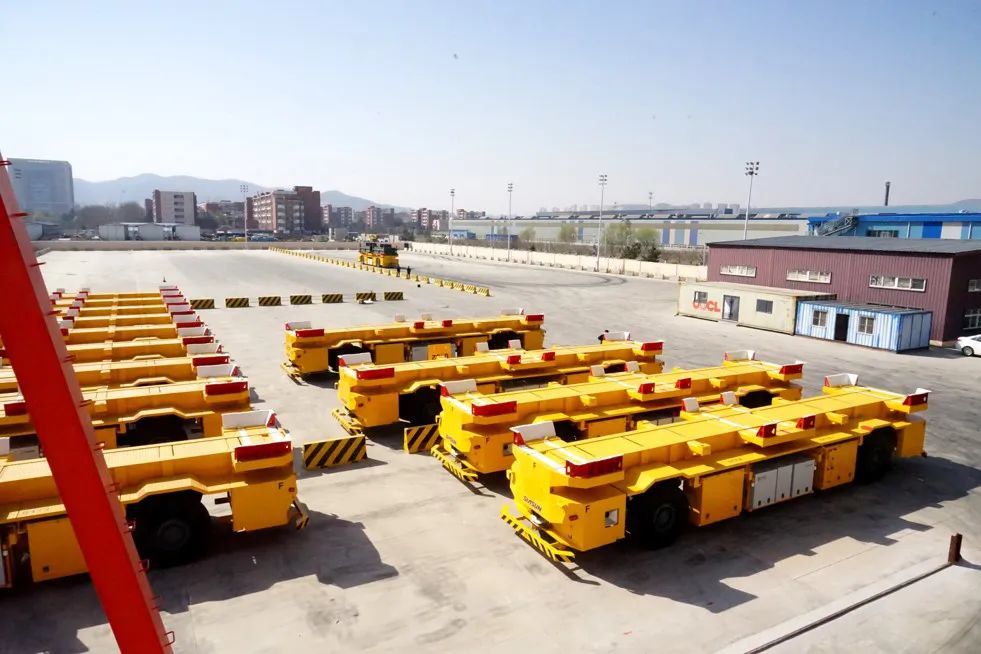 Corporate News | Domestic for the First Time! Xinsong port mobile robot mass delivery of the world's largest transit hub port