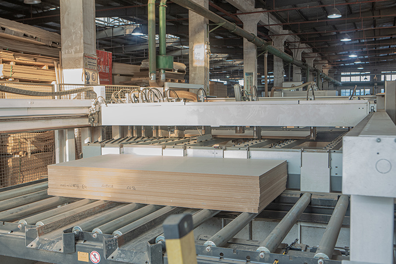 Straight line edge banding machine